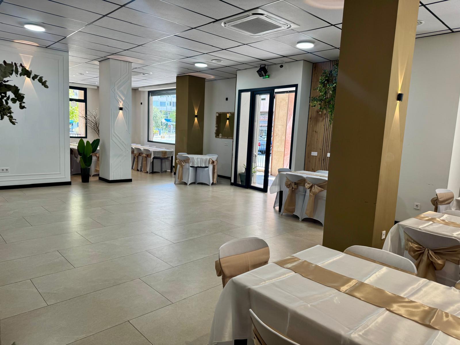 Salón de eventos en Alicante ideal para bodas, cumpleaños, XV años, bautizos, comuniones, eventos corporativos y reuniones familiares. Contamos con amplio espacio, excelente ubicación y servicios para hacer de cada celebración una experiencia inolvidable.