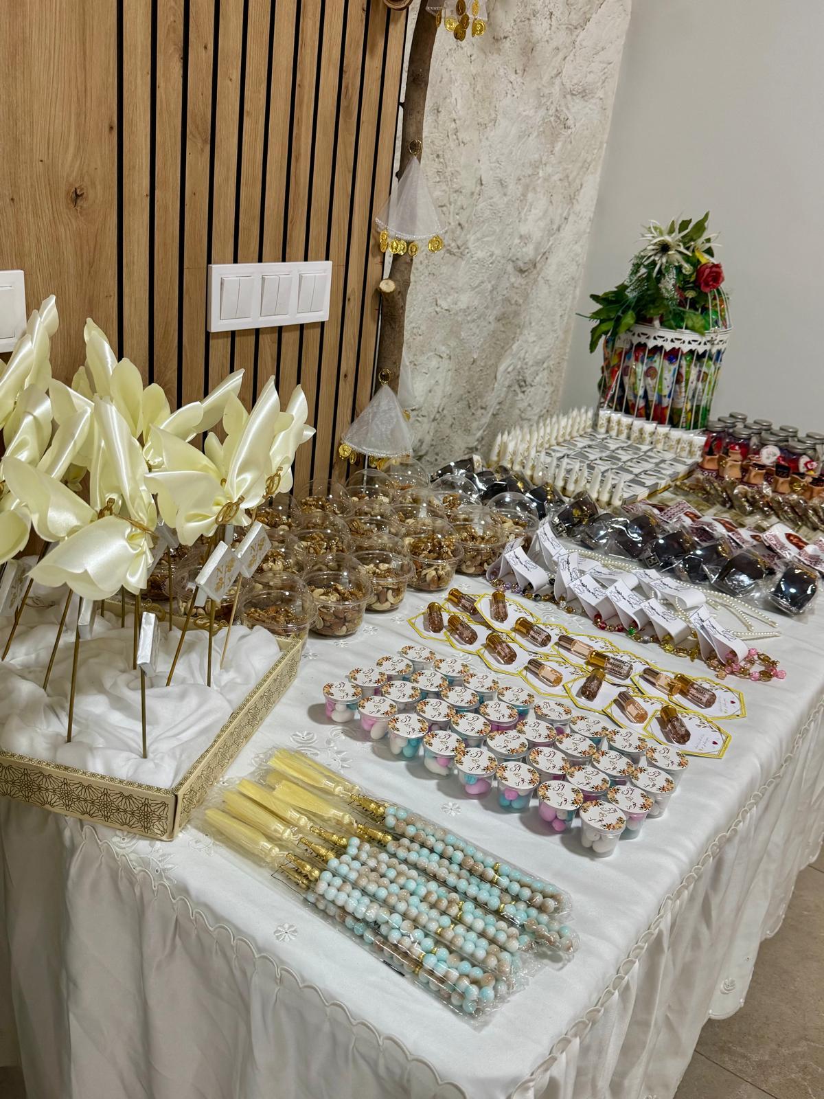 Mesa decorada con regalos y detalles para los invitados de una boda árabe, una tradición especial para agradecer la presencia de familiares y amigos.